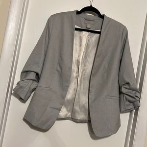 H&M women’s size 10 linen look blazer.